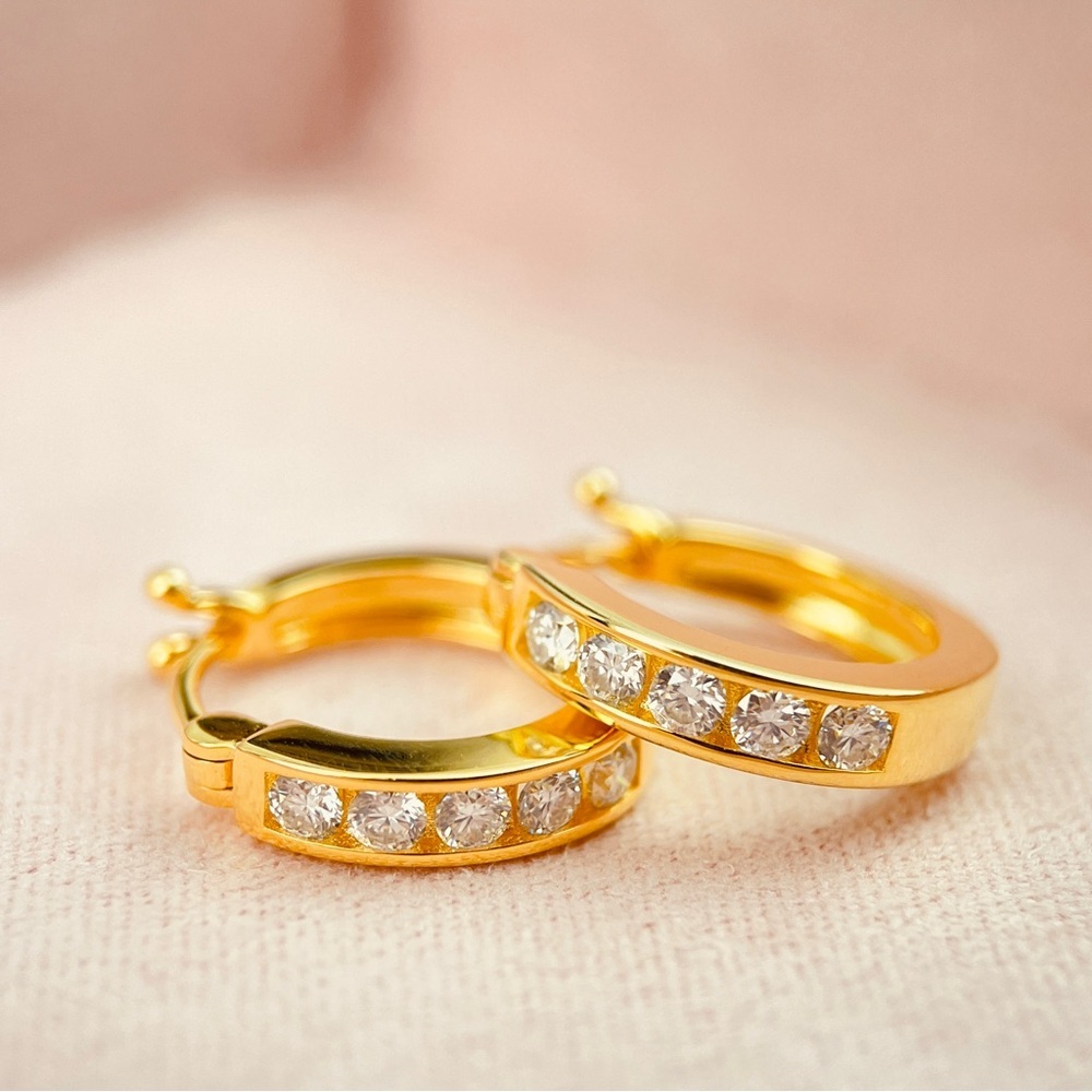 0.4ctw Moissanite Huggie Hoop Hinged Earrings S925 with 18K Gold Plated